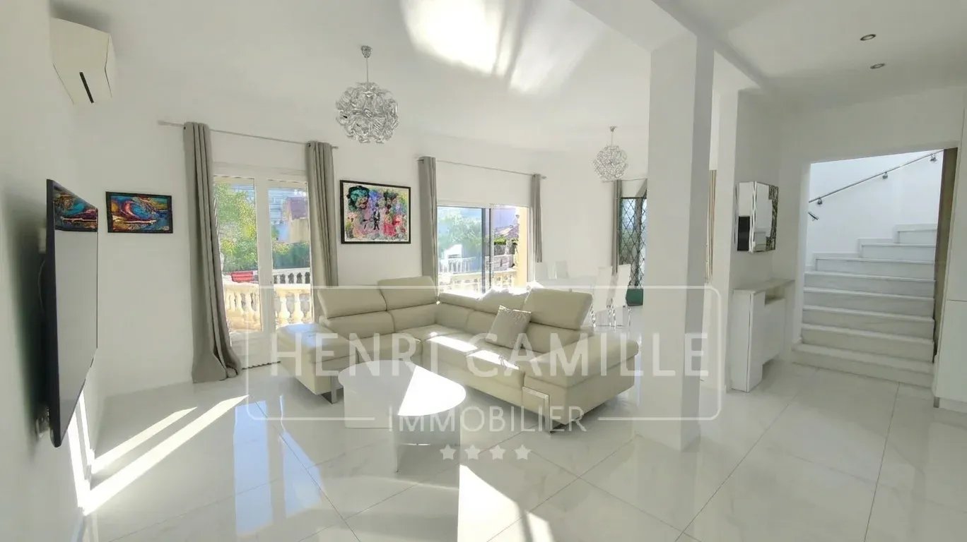 Interior of a villa in Cannes Petit Juas with a bright and modern living room.