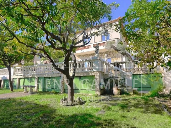 Villa in Cannes Petit Juas with garden, swimming pool and terrace.