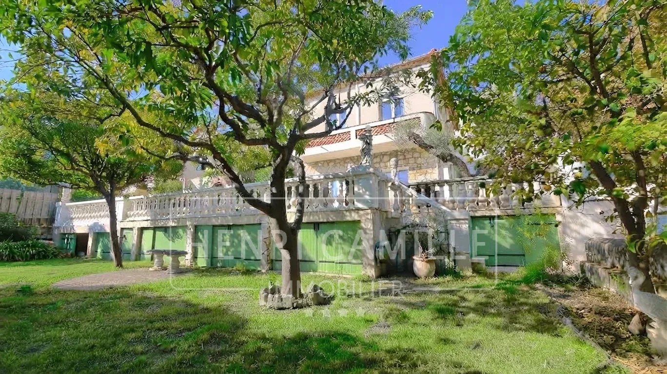 Villa in Cannes Petit Juas with garden, swimming pool and terrace.