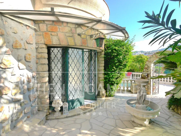 Stone villa with garden and terrace in Cannes Petit Juas, overlooking the pool.