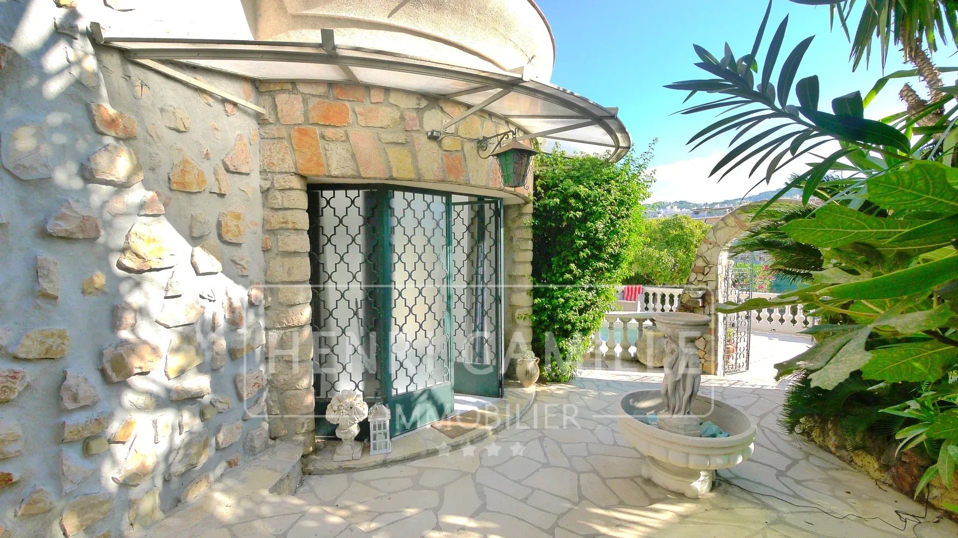 Stone villa with garden and terrace in Cannes Petit Juas, overlooking the pool.
