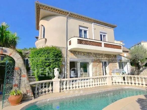 Villa in Cannes Petit Juas with swimming pool and wooded garden.