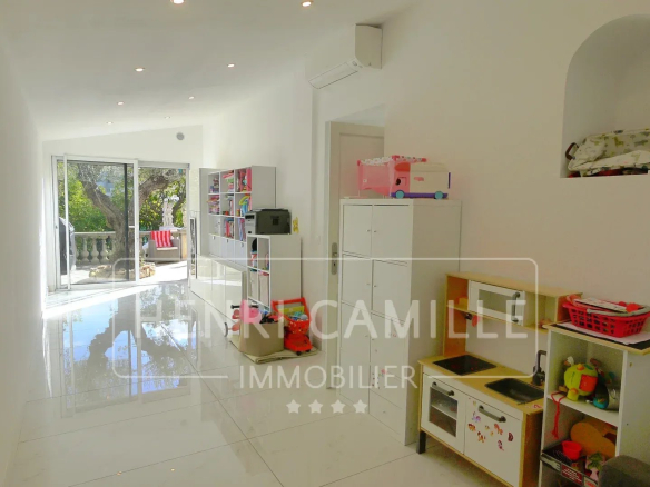 Interior of a villa in Cannes Petit Juas with a bright hallway and storage.