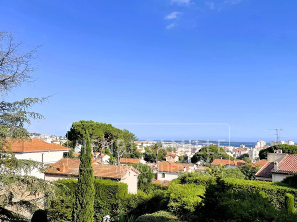CANNES VUE panoramique jusqu’à la mer