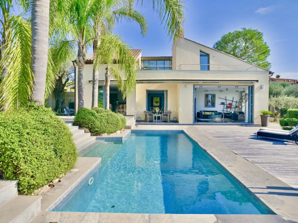 Exclusivité  –  Biot Village – Superbe propriété avec 4 chambres, piscine, vue mer.