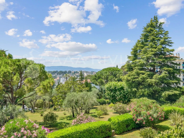 Exclusive - Cannes / Oxford Vast 3 corner rooms, terrace, swimming pool and tennis.