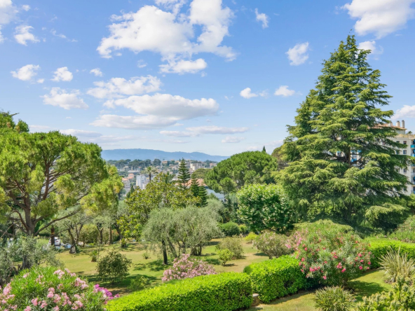 EXCLUSIVITE – CANNES / OXFORD Vaste 3 pièces d’angle, terrasse , piscine et tennis.