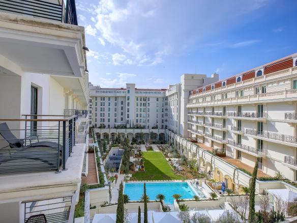CANNES BANANE: Luxurious 2 bedroom apartment in the prestigious Carlton Riviera complex. Double garage. Cellar.