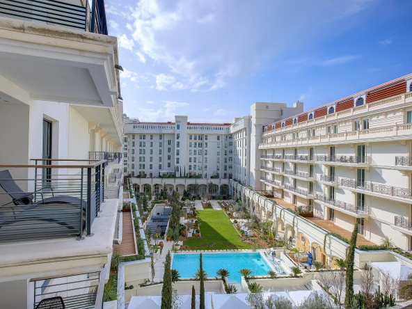 CANNES BANANE : Luxueux appartement de 2 chambres dans le prestigieux complexe Carlton Riviera. Double garage. Cave.