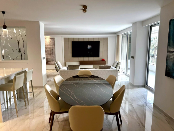 CANNES – GRAND HÔTEL – LUXUEUX APPARTEMENT AVEC VUE JARDIN ET MER