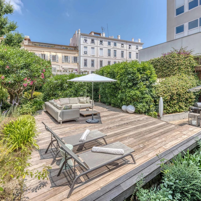 NICE near the Carré d'Or, 3-room apartment on the top floor, terrace &amp; balcony