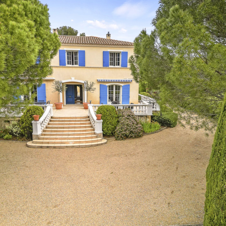 CAP D'ANTIBES – Charming 120 m² villa a stone's throw from the beach.
