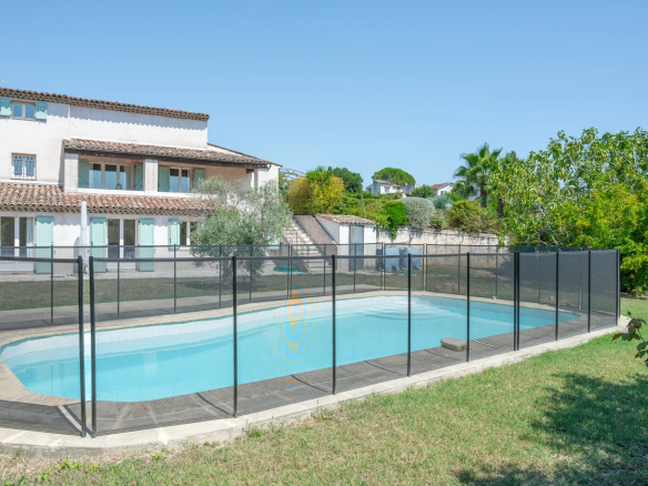 LA COLLE SUR LOUP – Villa lumineuse 6 chambres, piscine et vue dégagée – Idéalement située près des commodités et écoles