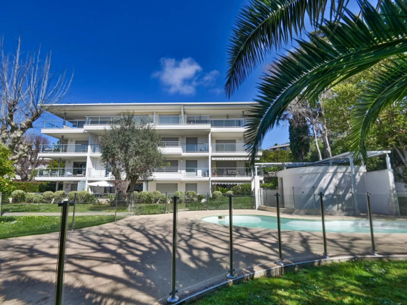 EXCLUSIVITE – CANNES – Au cœur du quartier résidentiel de Montrose – 4p avec terrasse, aperçu mer et double garage. Construction récente. Piscine