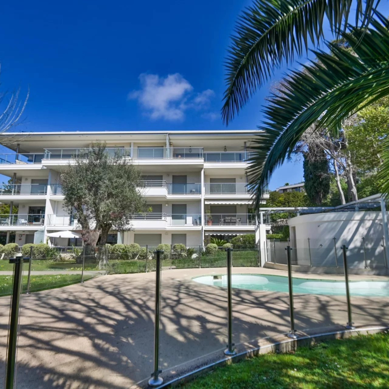 EXCLUSIVITE – CANNES / OXFORD Vaste 3 pièces d’angle, terrasse , piscine et tennis.
