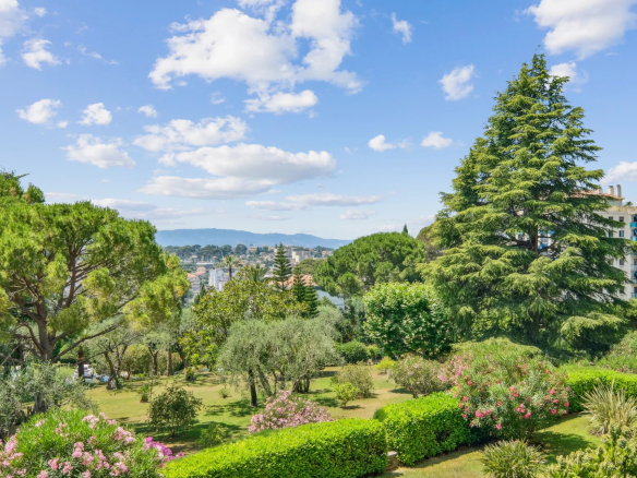 EXCLUSIVITE – CANNES / OXFORD Vaste 3 pièces d’angle, terrasse , piscine et tennis.