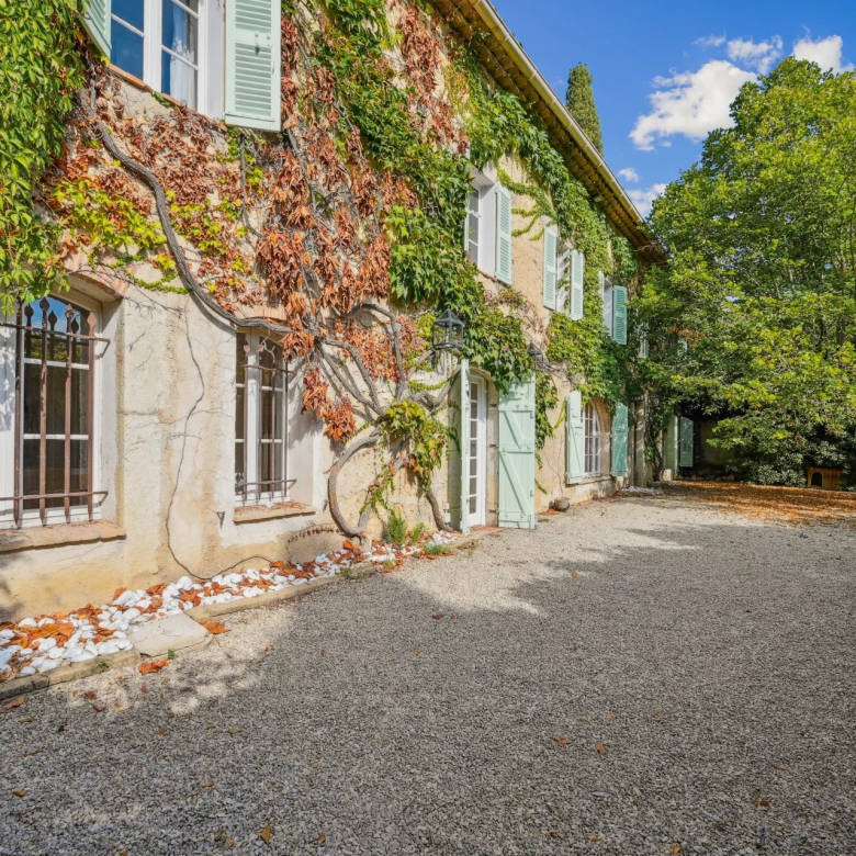 Propriété exceptionnelle en cours de réhabilitation – Vue panoramique et charme provençal