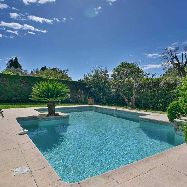 Antibes Juan-les-Pins. Superbe appartement 3 pièces. Dernier étage avec grande terrasse et double garage