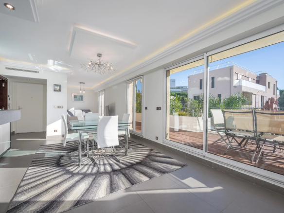Antibes Juan-les-Pins. Superbe appartement 3 pièces. Dernier étage avec grande terrasse et double garage
