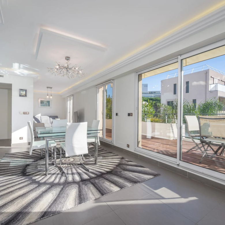 VENDU – CAP D’ANTIBES – Appartement d’exception avec vue mer au cœur du Parc du Cap