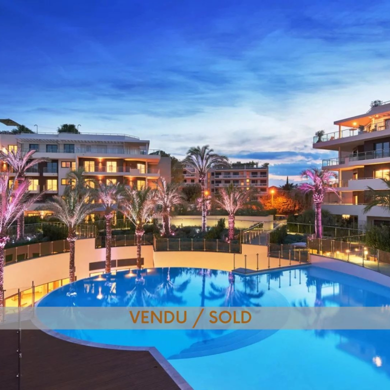 Antibes Juan-les-Pins. Superbe appartement 3 pièces. Dernier étage avec grande terrasse et double garage