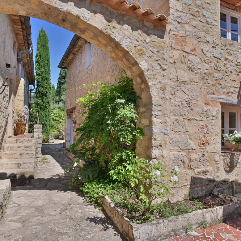 VENDU – CAP D’ANTIBES – Appartement d’exception avec vue mer au cœur du Parc du Cap