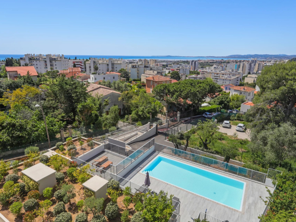 NICE – Corniche Fleurie – Luxury 4-room apartment, turnkey, with terrace and beautiful sea view. Garage. Parking. Cellar. Swimming pool.