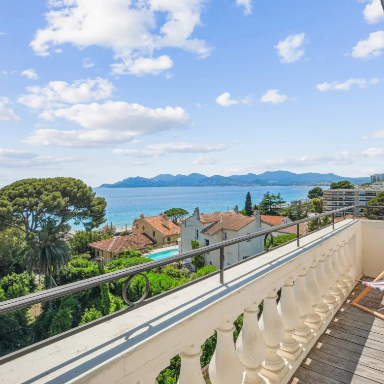 Superbe appartement au dernier étage avec 2 terrasses (total 72m2) et vues panoramiques – centre-ville de Cannes- Carnot