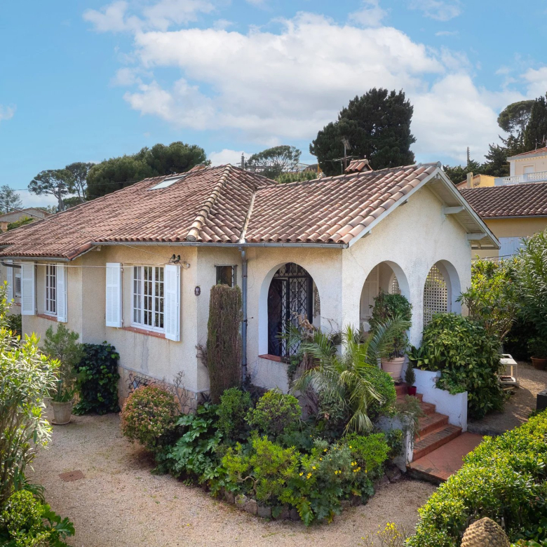 EXCLUSIVITE – CANNES – BAS CROIX DES GARDES / 5 Pièces bourgeois, grande terrasse, vue mer panoramique.