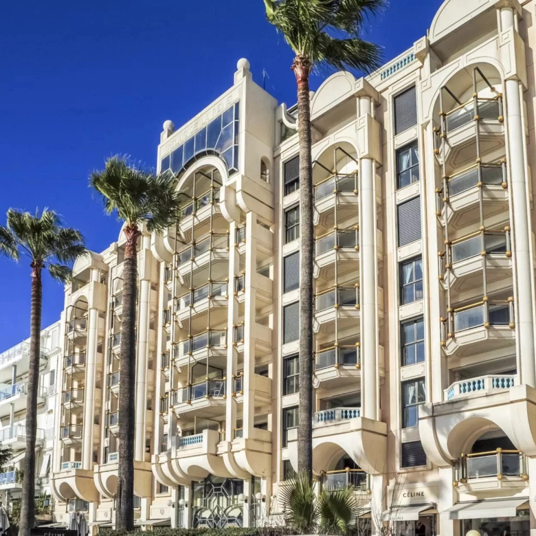 CANNES BANANE : Luxueux appartement de 2 chambres dans le prestigieux complexe Carlton Riviera. Double garage. Cave.
