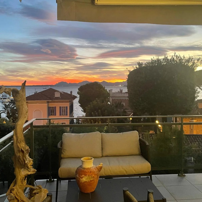 EXCLUSIVITE – PROCHE SAINT RAPHAEL –  Villa Provençale de charme au calme proche des plages.