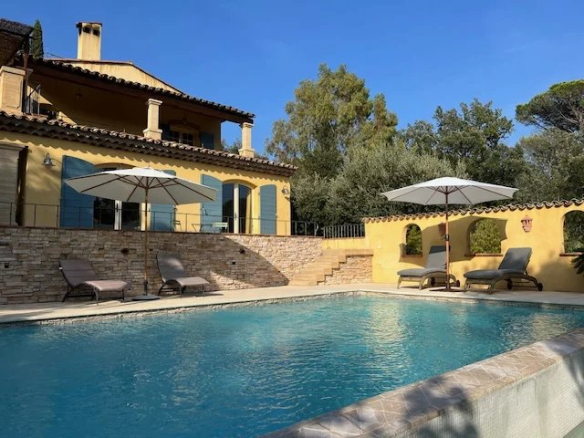EXCLUSIVITE – PROCHE SAINT RAPHAEL –  Villa Provençale de charme au calme proche des plages.