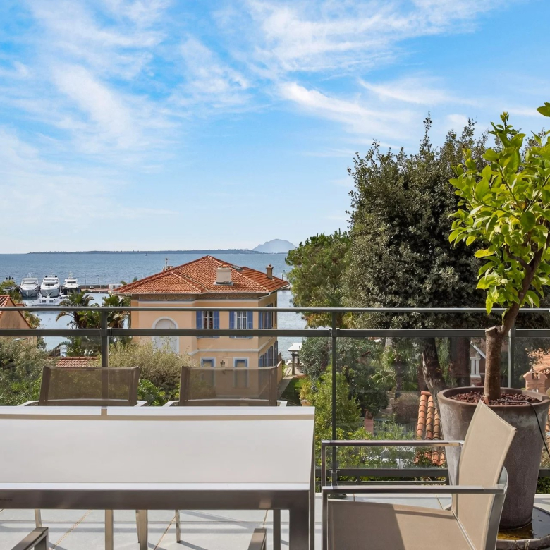 CANNES-CROIX DES GARDES – Vaste 4 pièces bourgeois, belle vue mer.