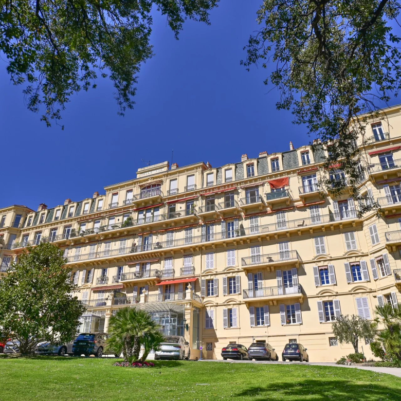 Exceptional property near L'Isle-sur-la-Sorgue, in the heart of a 15-hectare enclosed and wooded park