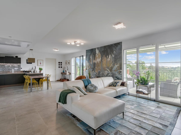 Co-Exclusivité – Roquefort les Pins – 3 pièces en parfait état – Piscine – Vue Panoramique