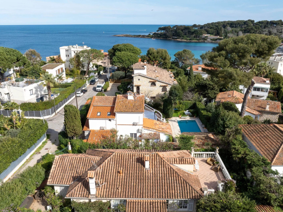 CAP D’ANTIBES – Charmante villa de 120 m² à deux pas de la plage.