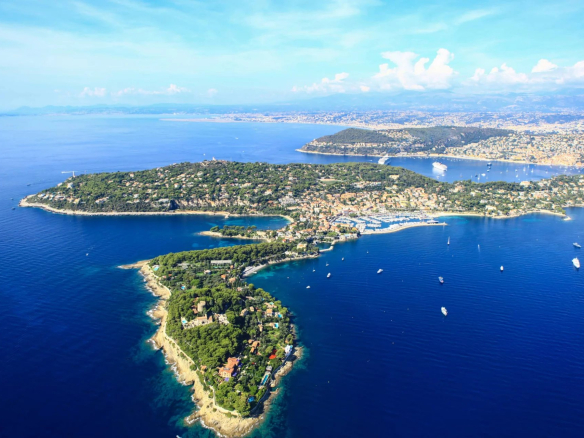 Saint-Jean-Cap-Ferrat – 3-room ground-floor apartment with garden access, within walking distance of the beaches. Cellar.