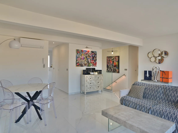 Superb top-floor apartment with 2 terraces (total 72m2) and panoramic views – Cannes city center- Carnot