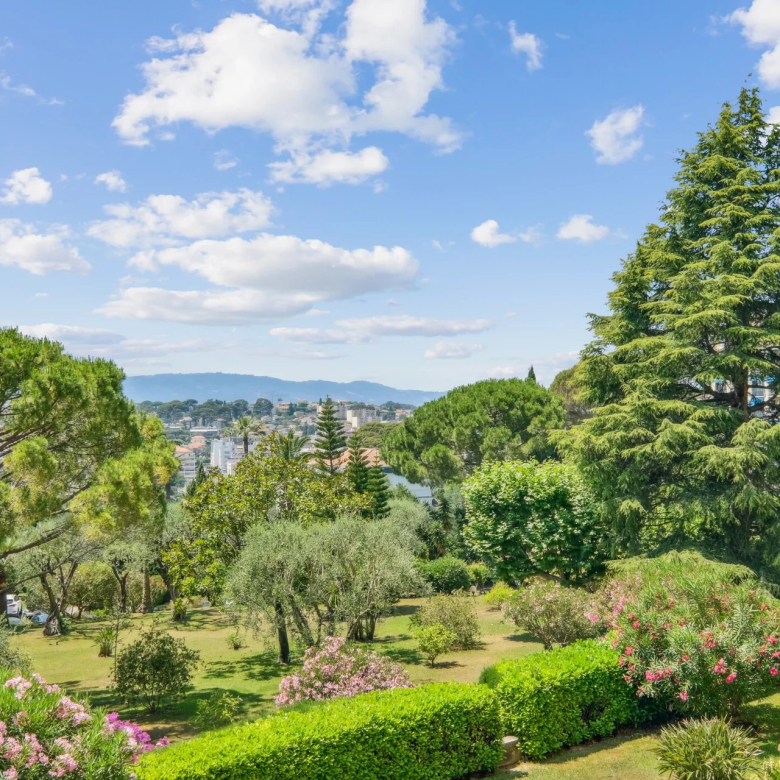 Cannes – Superbe appartement au dernier étage avec 2 terrasses et vues panoramiques – Centre-ville – Garage
