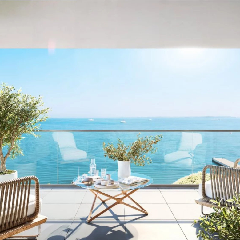 Juan-les-Pins – Seafront – Top floor – Exceptional apartment with rooftop