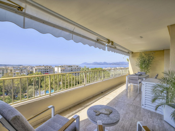 Luxurious apartment in Cannes, Californie district, residence with garden and swimming pool, sea view