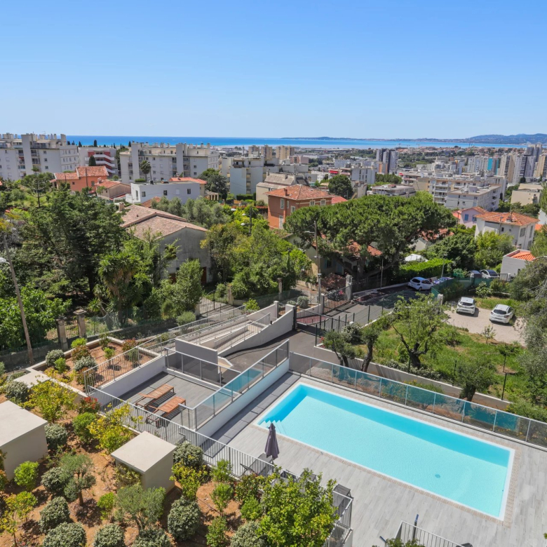 Sous offre – Exclusivité  –  Biot Village – Superbe propriété – 4 chambres. Piscine,  vue mer et à pieds du village