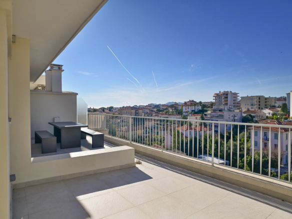 Cannes – Superbe appartement au dernier étage avec 2 terrasses et vues panoramiques – Centre-ville – Garage
