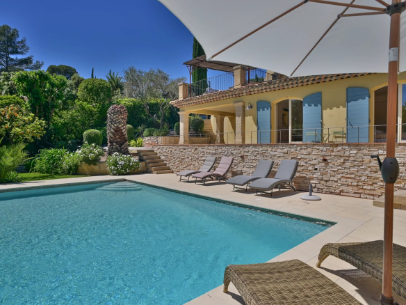 EXCLUSIVE – NEAR SAINT RAPHAEL – Charming Provençal villa in a quiet location close to the beaches.