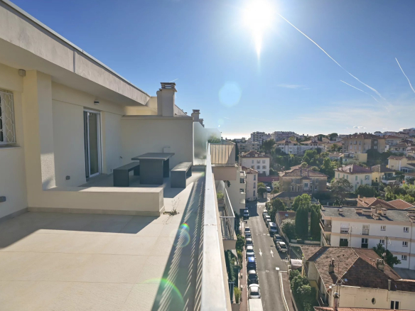 Cannes – Superbe appartement au dernier étage avec 2 terrasses et vues panoramiques – Centre-ville – Garage