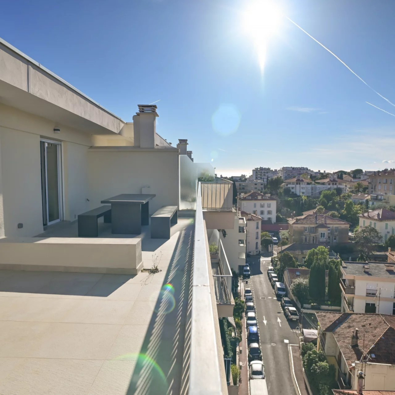 EXCLUSIVITE- CAP D’ANTIBES -RARE-Superbe appartement de 101m2 et grande terrasse dans résidence d’exception