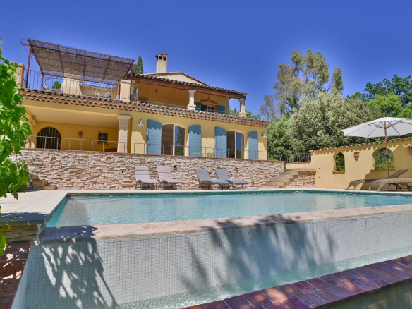 EXCLUSIVITE – A la limite entre SAINT RAPHAEL et FREJUS  – Sublime propriété provençale au calme d’une impasse, piscine, 4 chambres, à proximité des plages