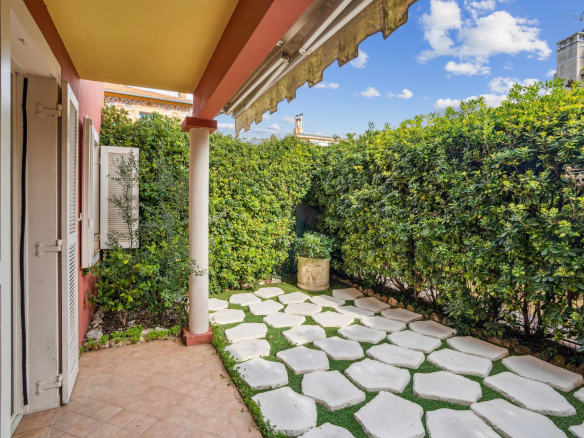 Saint-Jean-Cap-Ferrat – 3-room ground-floor apartment with garden access, within walking distance of the beaches. Cellar.