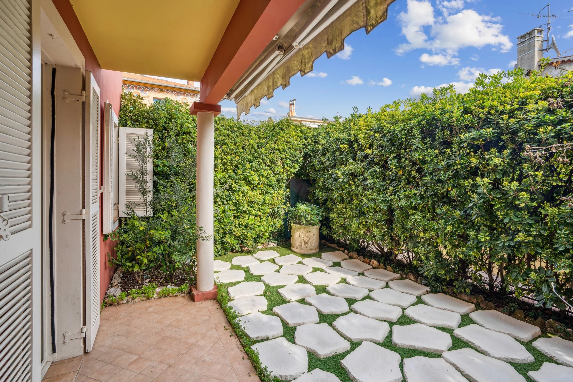 Saint-Jean-Cap-Ferrat – Appartement traversant 3P en rez-de-jardin, à pieds des plages. Cave.