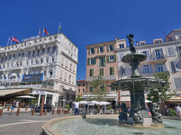 Appartement unique dernier étage face au port et palais des festivals